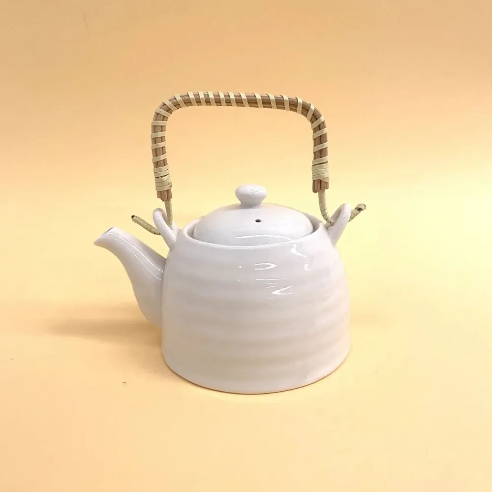 Tetera blanca de cerámica con asa de mimbre 500ml