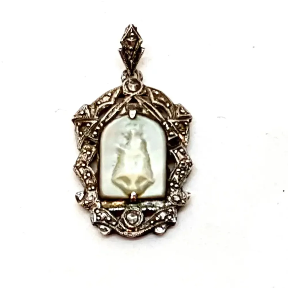 Antigua medalla religiosa art deco. Camafeo de nácar y medalla de plata. para Fabricación de Cables