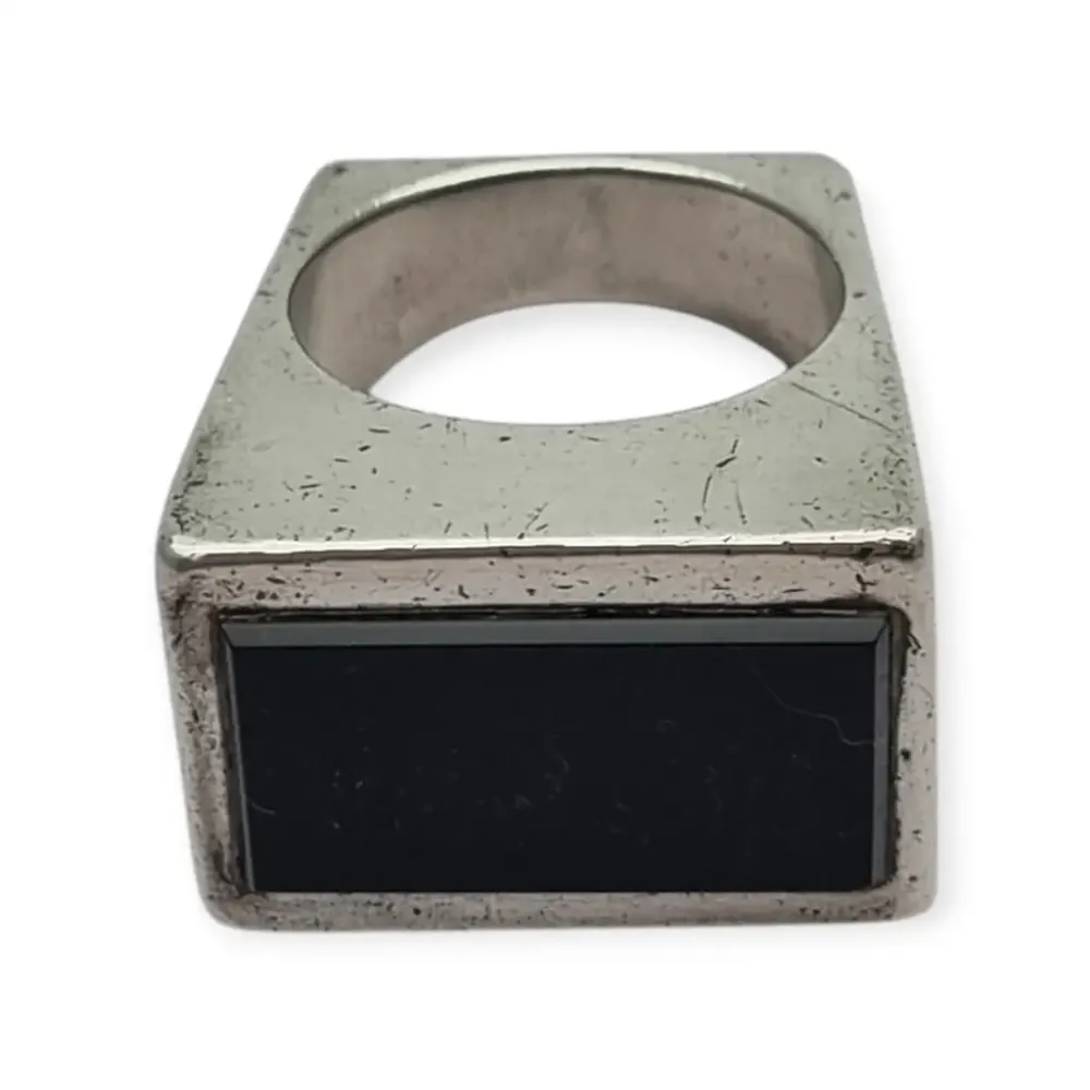 Anillo vintage de plata con diseño geométrico de ónix, ños 80-90, S PALIU.