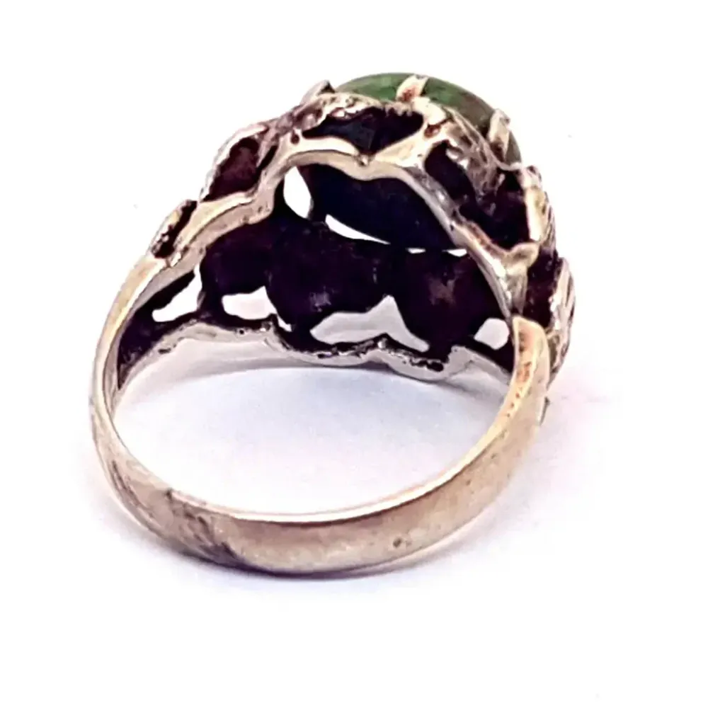 Anillo vintage de plata 925 con piedra verde de estilo art deco. Circa 1980.
