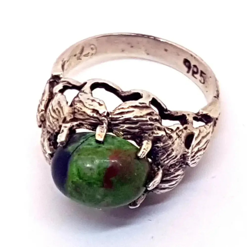 Anillo vintage de plata 925 con piedra verde de estilo art deco. Circa 1980.