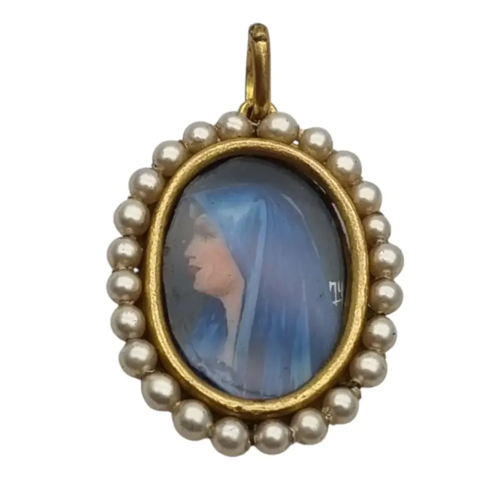 Colgante religioso con una Virgen azul pintada y firmada con marco dorado con perlas, una medalla religiosa ovalada de 1920.