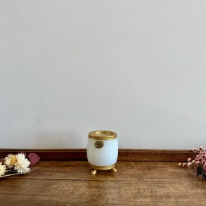 Arandela de Goma Pot en opaline blanche cerclée de laiton doré cristal de Sèvres