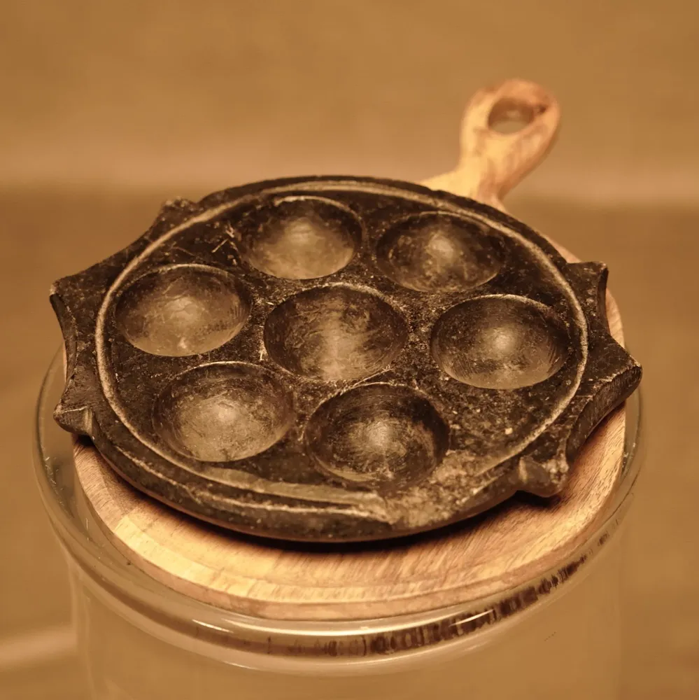 Bandeja de Piedra Tribal Negro para Especias - Idli Appam Antigua de la India con Certificación ISO 13485