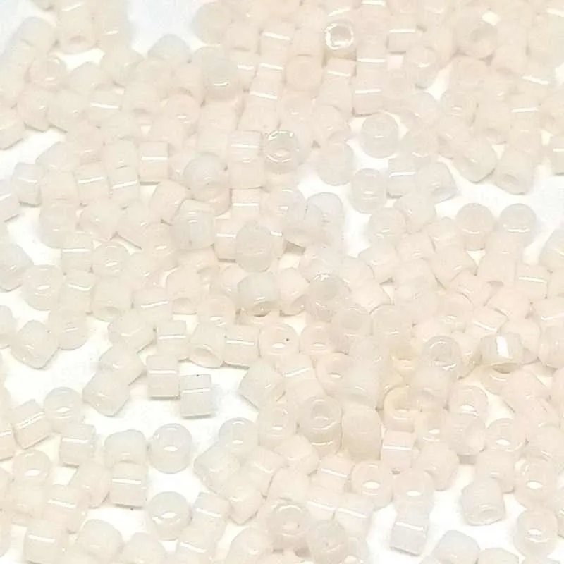 11/0 MIYUKI delica DB1490 Opaque Bisque Nieve - 1gr.