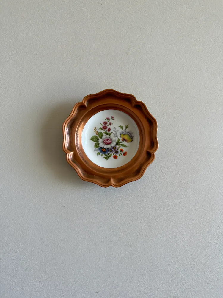 Assiette mini décorative entourée de métal cuivré