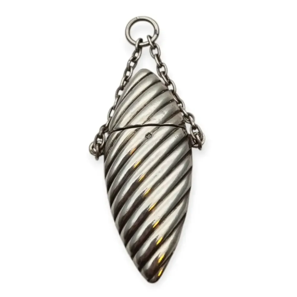 Frasco de perfume victoriano para chatelaine de plata acanalado, con forma de concha para mujer, circa 1890