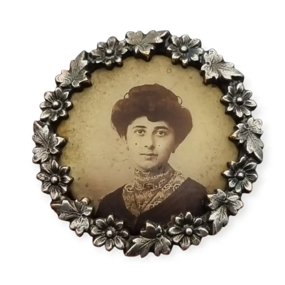 Broche Art Nouveau con retrato femenino con marco floral detallado, 1900-1910. con Capacidad de 50 kg