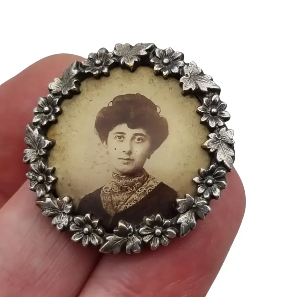 Broche Art Nouveau con retrato femenino con marco floral detallado, 1900-1910. con Capacidad de 50 kg