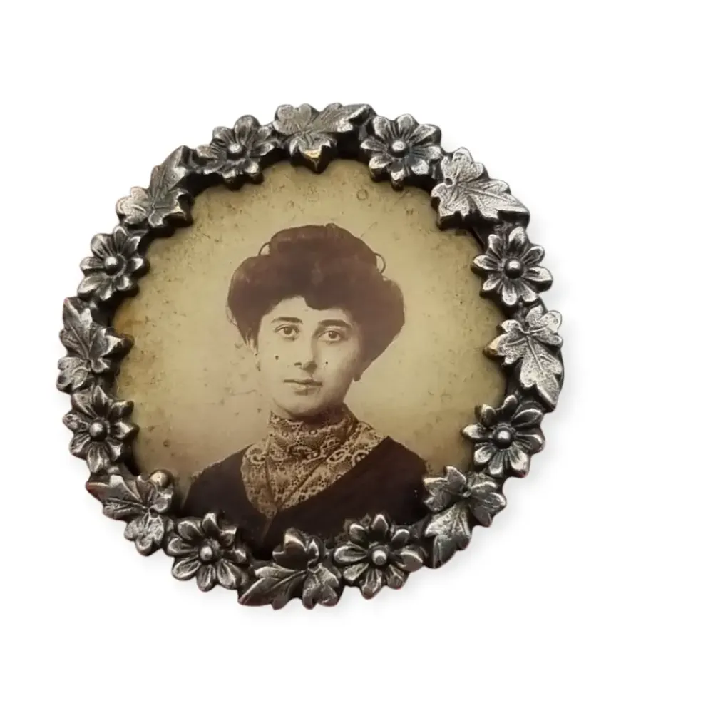 Broche Art Nouveau con retrato femenino con marco floral detallado, 1900-1910. con Capacidad de 50 kg