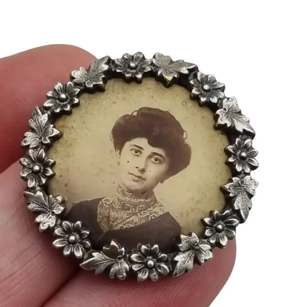 Broche Art Nouveau con retrato femenino con marco floral detallado, 1900-1910. con Capacidad de 50 kg