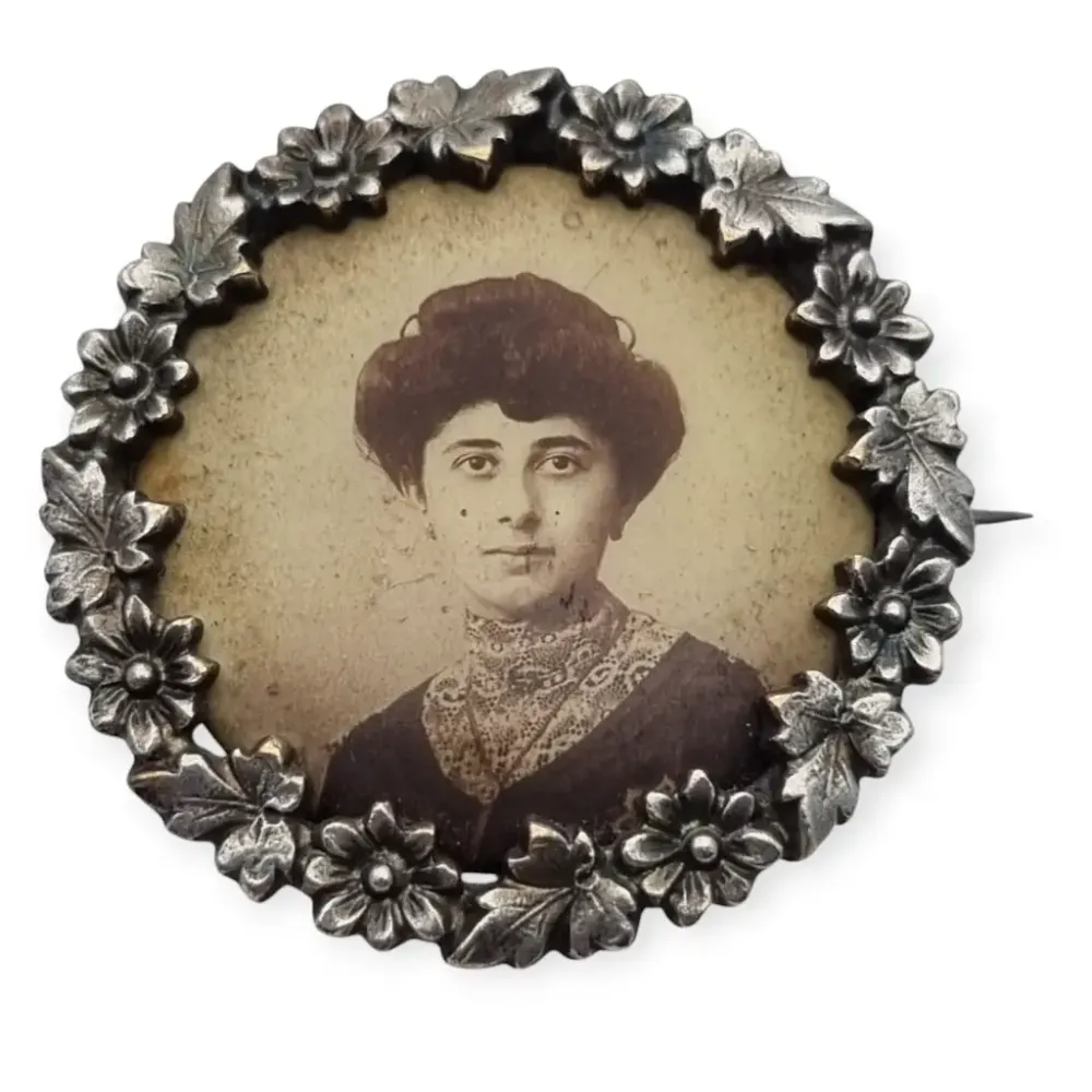 Broche Art Nouveau con retrato femenino con marco floral detallado, 1900-1910. con Capacidad de 50 kg
