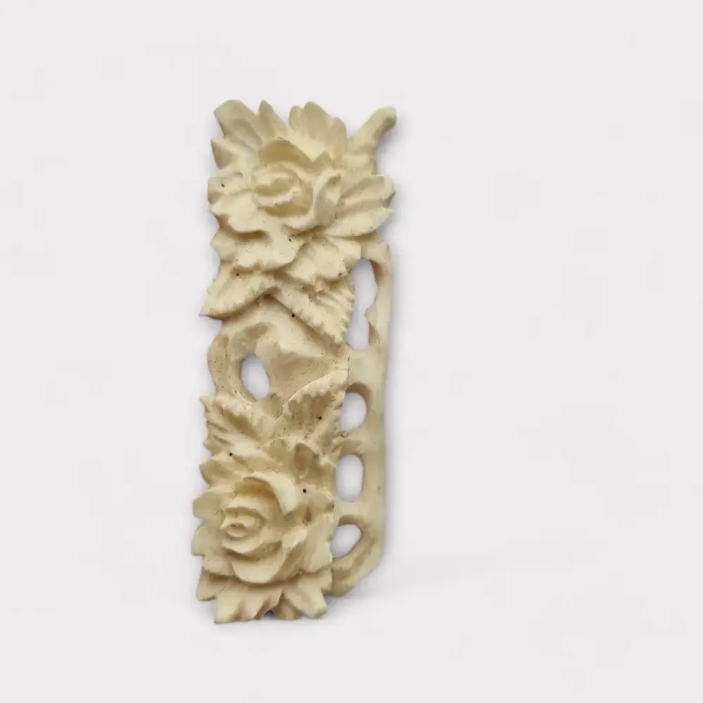 Broche floral vintage alargado en resina sintética beige, tallado, Joyerí nostálgico para mujer, Regalos originales, Regal...