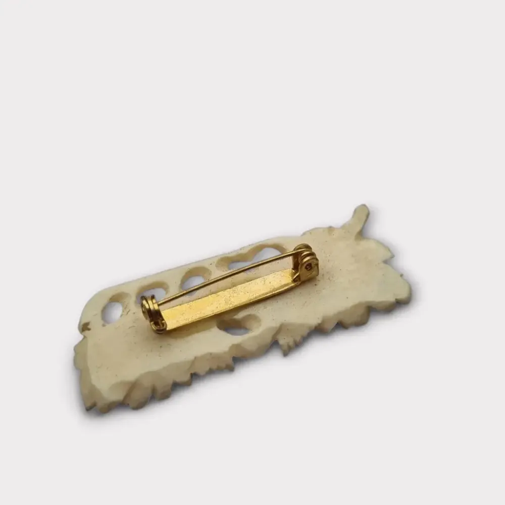 Broche floral vintage alargado en resina sintética beige, tallado, Joyerí nostálgico para mujer, Regalos originales, Regal...