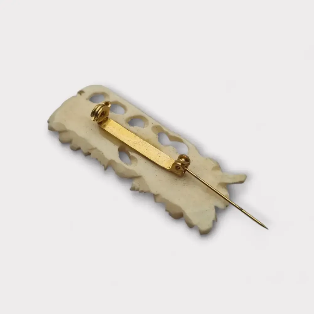 Broche floral vintage alargado en resina sintética beige, tallado, Joyerí nostálgico para mujer, Regalos originales, Regal...