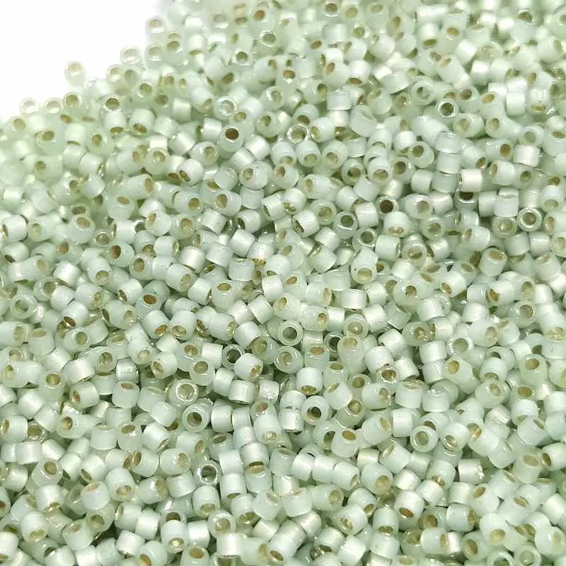 11/0 MIYUKI delica DB1454 - Argénteo Lined Opal Light Moss - 1gr.
