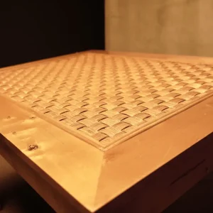 Mesa de Madera con Detalles Trenzados con Cable de Acero