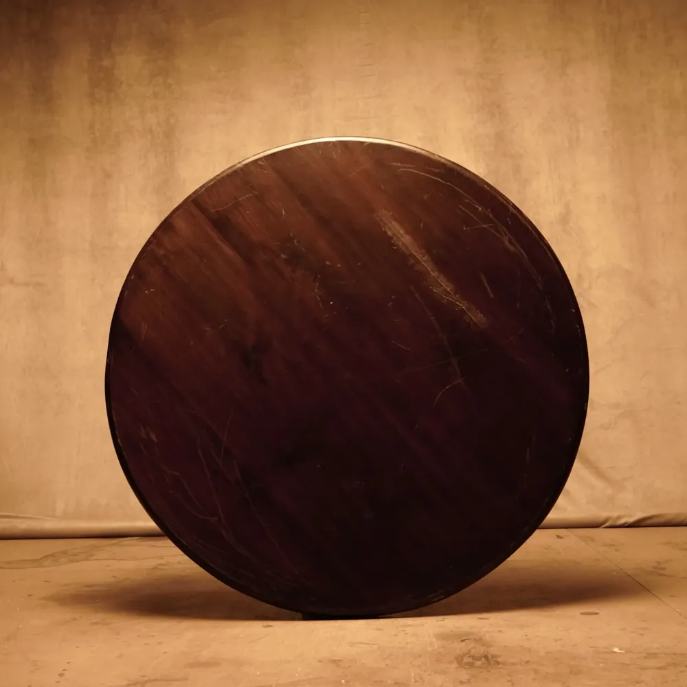Tablero redondo de madera maciza oscura, estilo rústico retro.