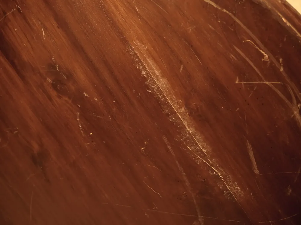 Tablero redondo de madera maciza oscura, estilo rústico retro.