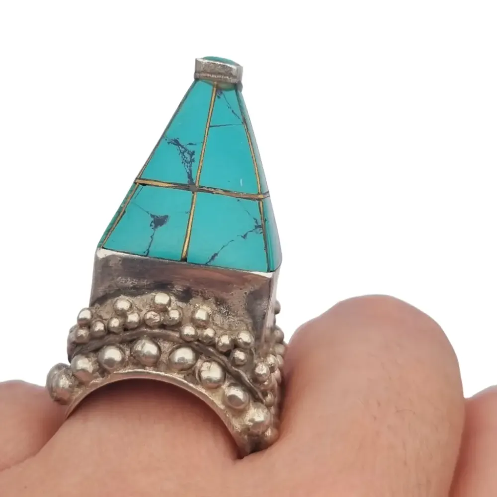 Anillo étnico piramide tuareg boho, plata y turquesa, joya tribal africana.
